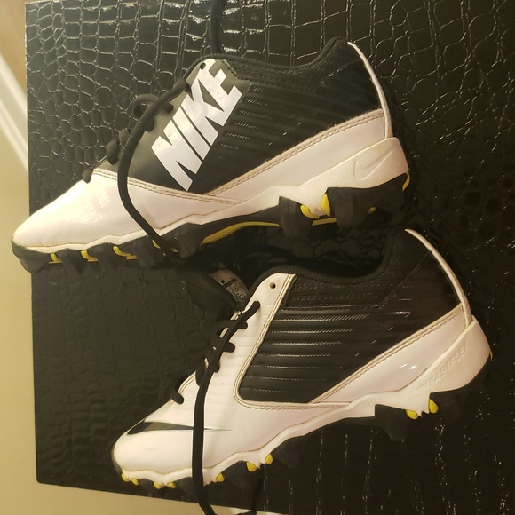 Nike Black and White Sports Cleats - Picture 4 of 9